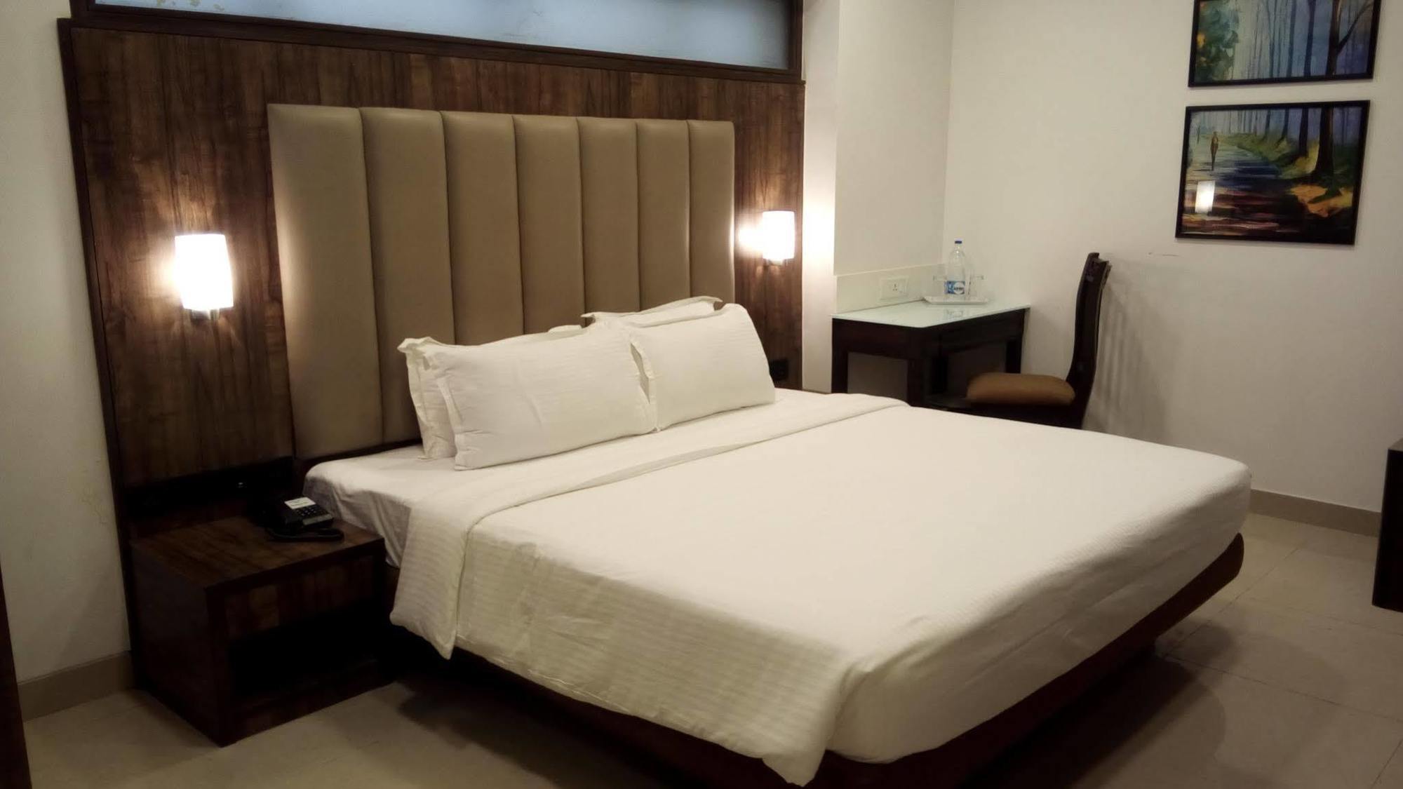 מומביי Golden Chariot The Boutique Hotel מראה חיצוני תמונה